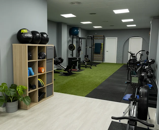 Espacio de entrenamiento de NeuroFit con material de fuerza y acondicionamiento